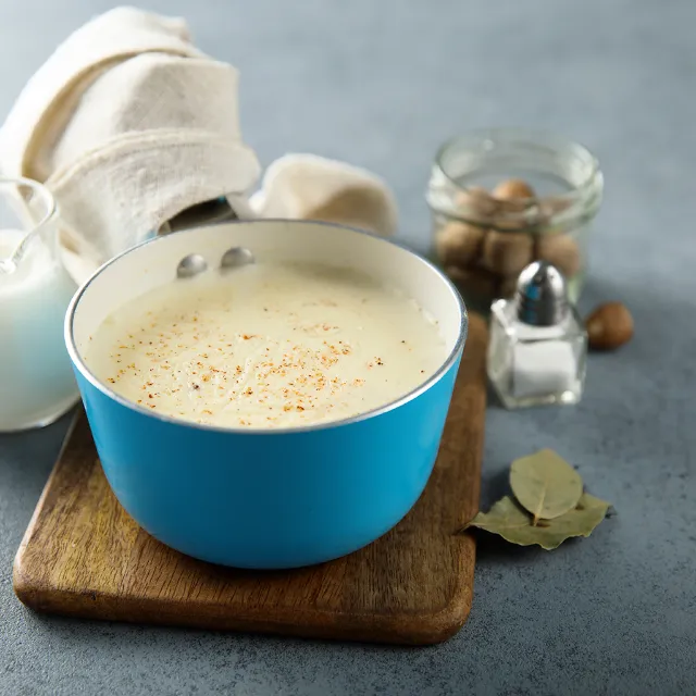 Sauce Bechamel aus blauem Topf